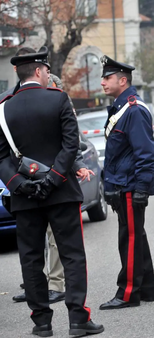 Guerra di bande rom. Spari in pieno giorno davanti alla polizia