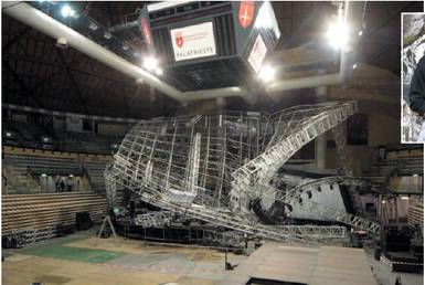 Crolla il palco del concerto Un morto e 12 feriti Jovanotti: "Pieno di dolore"