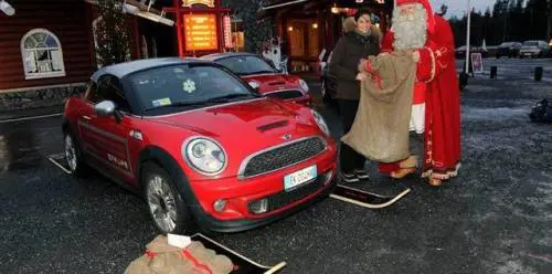Mini fa concorrenza alle renne e «incanta» Babbo Natale