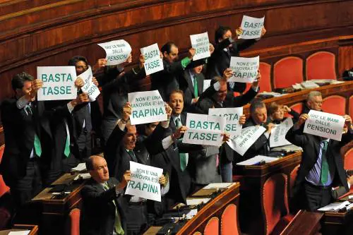 Bagarre leghista in Senato tra urla, "vaffa" e contestazioni