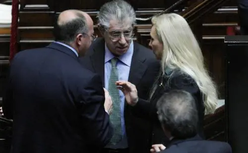 La Consulta  inguaia Bossi: via limmunità sul tricolore