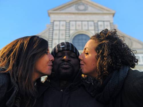 Firenze, in migliaia in piazza per dire no al razzismo Vendola: "Via la Bossi-Fini"