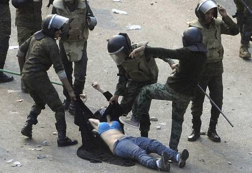 Egitto, il fallimento dei laici: piazza ai militari, voti all’islam