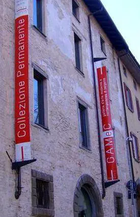 Dalle auto in vetrina allarte dei giovani