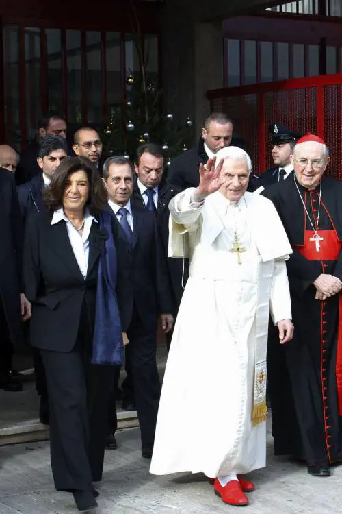 Il Papa al carcere di Rebibbia "Migliorerà la situazione..." I detenuti gridano "amnistia"