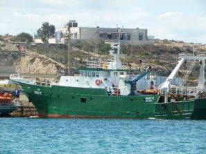 Termoli, peschereccio contro la scogliera: morto 40enne tunisino