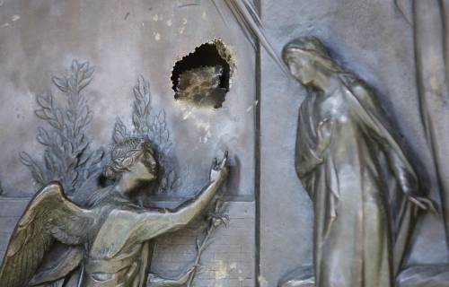 Vandalo danneggia portone di Santa Maria Maggiore