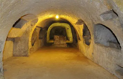 Gli autori cattolici? Si nascondono nelle catacombe