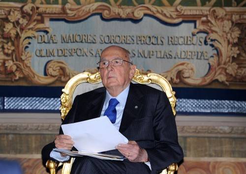 Napolitano: "Nessuna democrazia sospesa" Ma il Cav: "Il governo Monti è un'anomalia"
