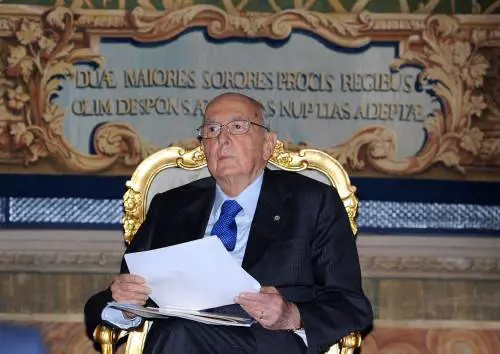 Napolitano: "Nessuna democrazia sospesa" Ma il Cav: "Il governo Monti è un'anomalia"