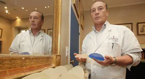 In 30mila rischiano la morte per i seni rifatti