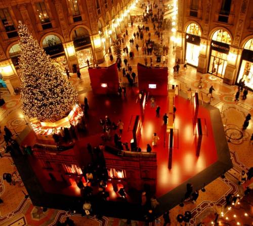 Il Natale prova a vincere la crisi: i regali ci costano 90 euro in più