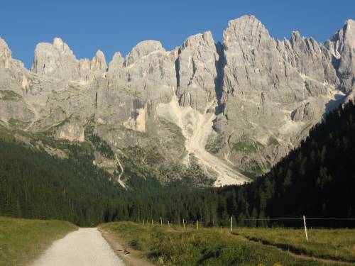 Crolla parete dolomitica alle Pale di San Martino Chiuse 3 vie alpinistiche