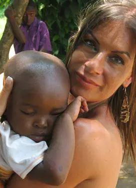 Mama Kenya, litaliana dAfrica: «Non è con i soldi che li aiutiamo»