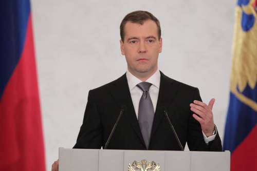 Russia, Medvedev all'attacco: "Basta ingerenze occidentali" Ma il web si fa beffe di lui