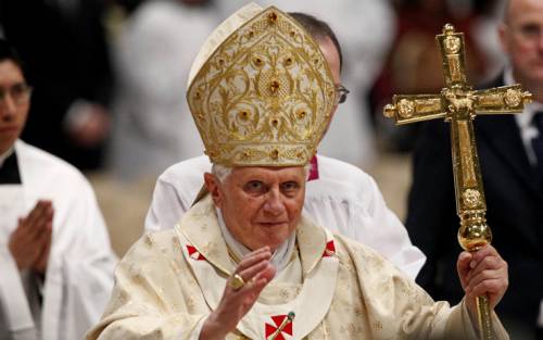 Messa di Natale, Benedetto XVI a San Pietro: "Dio, siano fermati i bastoni degli aguzzini"
