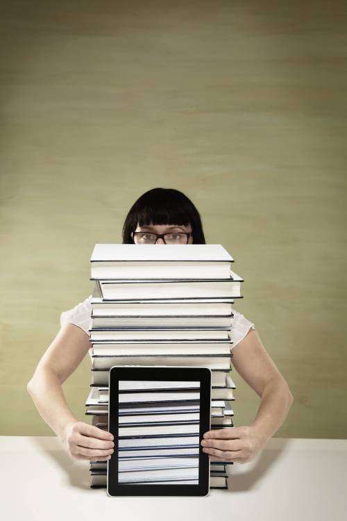 Troppi, sporchi e interattivi  Dietro i libri? Niente...