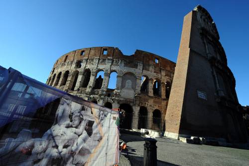 Dal Colosseo si stacca un altro pezzo di tufo Rea: "Briciole vecchie"