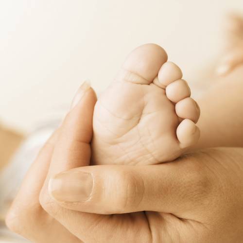 I genitori vogliono abortire, la parrocchia adotta il bebè
