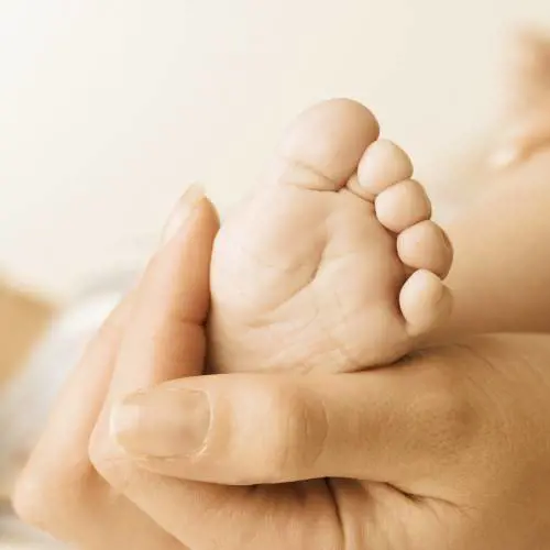 I genitori vogliono abortire, la parrocchia adotta il bebè