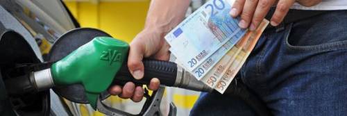 Gli italiani vanno in Svizzera: è il turismo del carburante