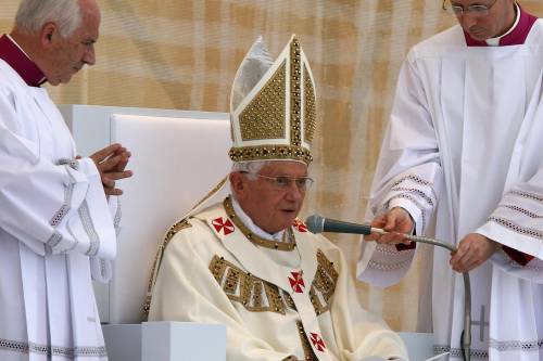 Il monito di Benedetto XVI: "Al mondo serve pace, bisogna educare i giovani"