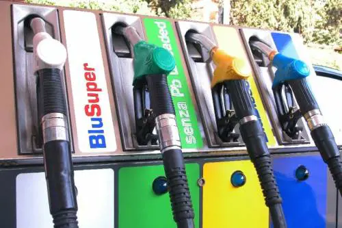 Nuovo record per il prezzo della benzina Luce, gas, caselli: tutti i rincari del 2012