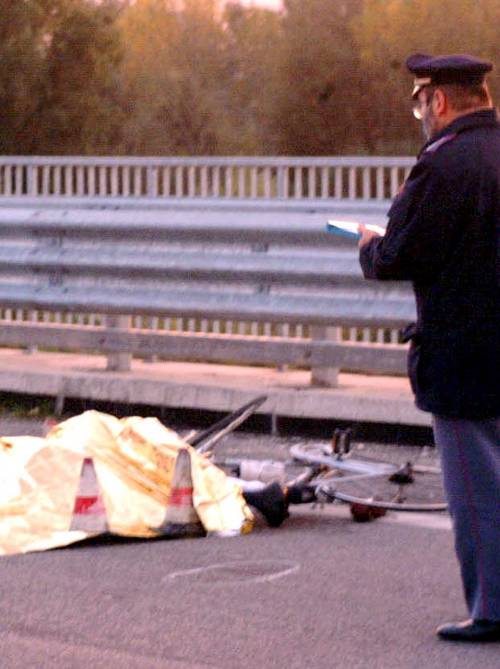 Scende dall’auto per un guasto  Pirata lo travolge e si dà alla fuga