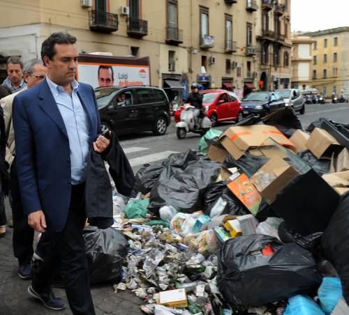 Giggino getta in discarica  l’eroe della lotta ai rifiuti