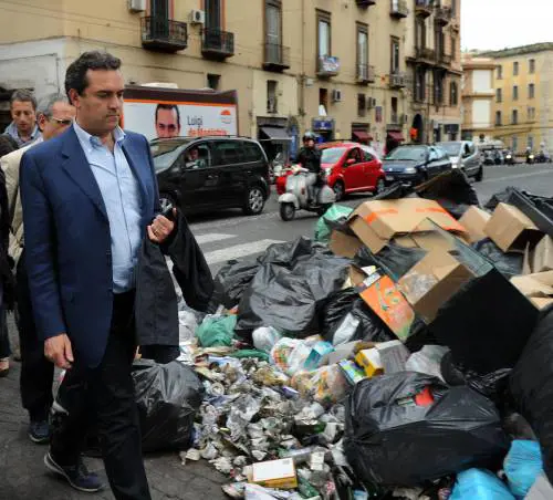 Giggino getta in discarica  l’eroe della lotta ai rifiuti