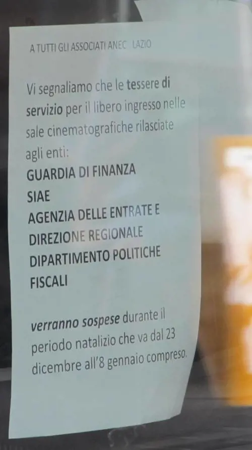 Un cartello svela che Gdf, Agenzia delle entrate e Siae pagano solo a Natale