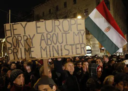 Tutti addosso allUngheria: fa riforme troppo di destra