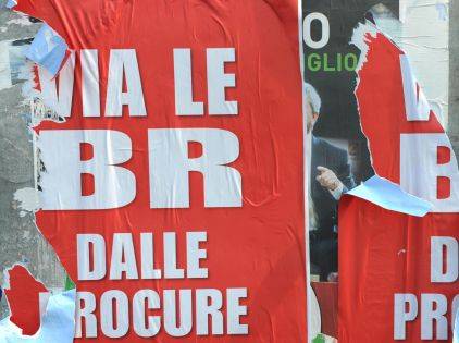 Milano, manifesti anti pm Invito a comparire per Roberto Lassini e Di Capua