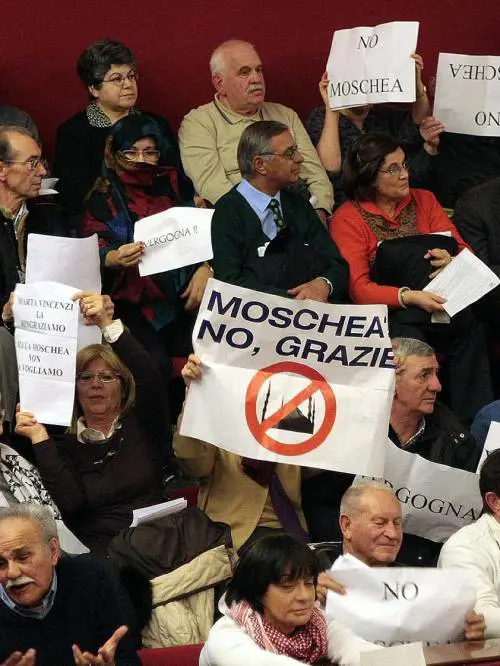 Ricostruire Genova? Per la sinistra meglio fare una moschea