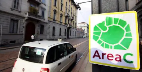 Edicolanti e benzinai per spiegare Area C