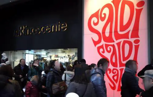 Befane e ressa per i saldi: un fiume di gente in centro