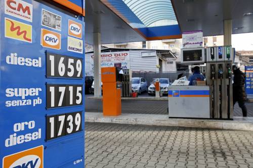 Come risparmiare benzina: dai distributori "low cost" ai piccoli accorgimenti