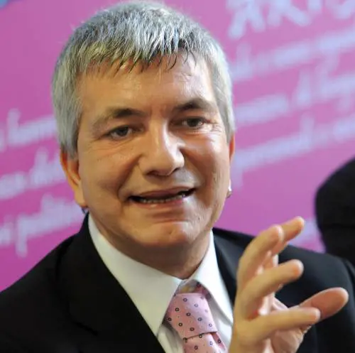 Se Facebook diventa il manicomio dei politici peones