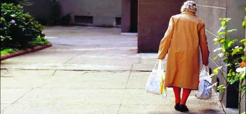 Novantenne presa a pugni per lanello