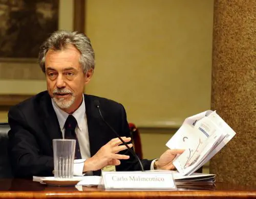 Le cinque contraddizioni  che ora fanno traballare  il furbetto di Palazzo Chigi