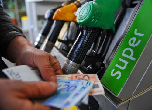 La benzina continua a salire: la verde vola a 1,81 al litro