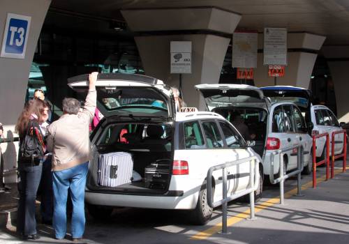 "Costretti a fare il mutuo  per la licenza del taxi  E prendiamo 5 euro l’ora"