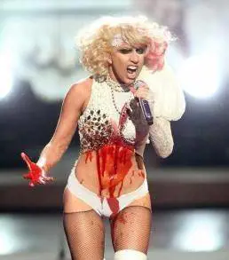 Lady Gaga choc: «Fece il bagno nel sangue»