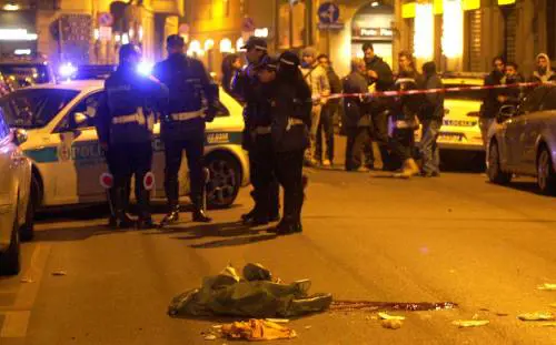 Il vigile gli dà lalt, lui lo schiaccia col Suv