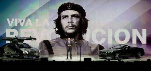 Una Mercedes rivoluzionaria: il Che testimonial dello spot E gli esuli cubani s'infuriano