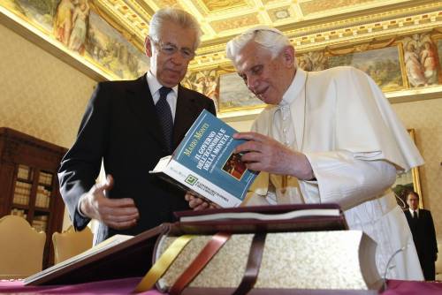 Monti vede Benedetto XVI  Dal premier nessun inchino  per baciare l'anello del Papa