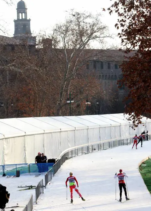 In città scoppia la sci mania. E la neve resta