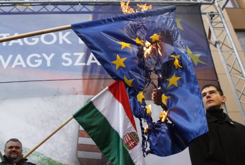 La sfida in Ungheria: prima bandiera Ue a fuoco