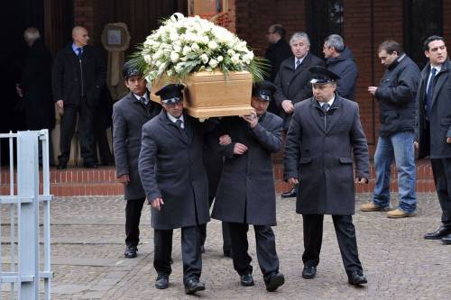 Famiglia Berlusconi in lutto Oggi i funerali di Sabrina, 37enne nipote del Cavaliere