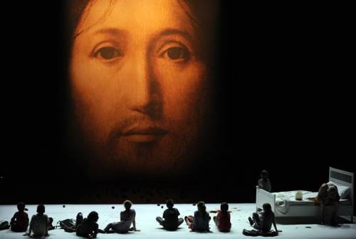 Escrementi sul volto di Cristo: lo spettacolo choc di Castellucci tra polemiche ed esposti ai pm